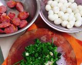 Hình bước làm 1 của món Lạp xưởng rim trứng cút