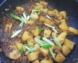 Foto langkah ke 5 dari resep Tumis Kentang Daging Sapi Cincang/ Giling.