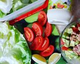 Une image de l'étape 1 de Salade composée 🍅🥬🥑🫒.