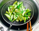 Hình bước làm 1 của món Đậu bắp xào tép khô