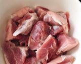 Hình bước làm 2 của món Thịt kho trứng không cần nước dừa