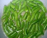 รูปขั้นตอนการทำที่ 1 ของ ผัดถั่วหวาน ใส่กุ้ง คลีน