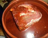 Foto del paso 3 de la receta: Birria de res adobada  con chile frito y jugo de naranja agria las Correa en cazuela de barro