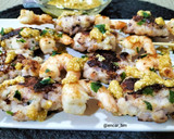 Foto del paso 12 de la receta: Brocheta de langostinos y figatells de calamar con picadillo de almendra