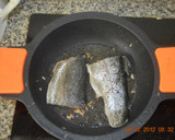 Foto del paso 3 de la receta: Trucha asalmonada con arroz tres delicias