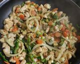 Foto del paso 4 de la receta: Fideos Singapur (fideos de arroz con pollo y verduras)