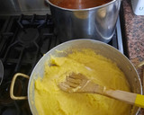 Foto del paso 2 de la receta: Polenta cremosa con salsa de salchicha criolla