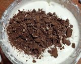A picture of step 3 of Oreo biscuit ice-cream.