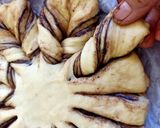 Foto langkah ke 6 dari resep Nutella Star Bread.