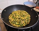 Foto del paso 5 de la receta Wok de carne picada con garbanzos y trigueros al curry