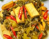 Foto langkah ke 5 dari resep Tumis Sayur Asin Tahu Kuning.