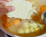 Foto langkah ke 2 dari resep Sop Bihun Sosis.