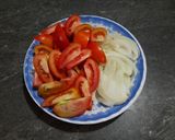 Hình bước làm 2 của món Mực xào cà chua & hành tây