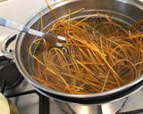 Foto del paso 1 de la receta: Spaghetti tricolor con salsa de queso azul y camarones
