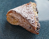 Foto del paso 7 de la receta: Triángulitos de hojaldre rellenos de crema y pepitas de chocolate
