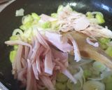 Foto del paso 2 de la receta: Tortellini de 4 Quesos con salsa de calabacín, puerro y Lacón