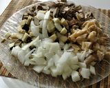 Foto del paso 3 de la receta: Alubias pintas con berenjena, champiñones y setas