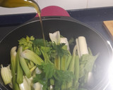 Foto del paso 2 de la receta: Caldo de apio y verduras