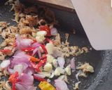 Foto langkah ke 3 dari resep Cah Kangkung Udang Cirebon.