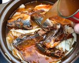 Hình bước làm 3 của món CÁ HỘP KHO MĂNG (món ngon dễ làm)