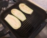 Une image de l'étape 3 de Aubergines grillées façon gâteau aux tomates, farce au chapon, pesto et emmental.