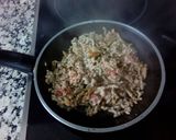 Foto del paso 3 de la receta Plumas a la boloñesa con 5 quesos al horno