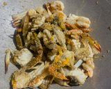 รูปขั้นตอนการทำที่ 3 ของ ปูม้า&กุ้งผัดผงกระหรี่