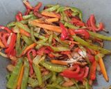 Foto del paso 3 de la receta Merluza con verduras al wok y huevo flor