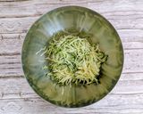 Une image de l'étape 1 de Recette de galettes de courgettes facile.