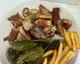 Foto del paso 5 de la receta: Secreto ibérico con patatas fritas y pimientos de padrón
