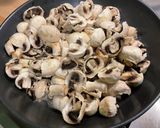 Une image de l'étape 8 de Duo de champignons sautés ail rose et coriandre.
