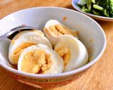 A picture of step 3 of Boiled Chrysanthemum Greens & Eggs Mashed with Fish Sauce.