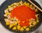 Foto del paso 4 de la receta: Pollo en salsa de tomate con patatas