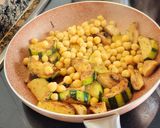 Foto del paso 2 de la receta: Salteado de calabacín con garbanzos y champiñones