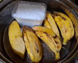 Foto langkah ke 1 dari resep Pisang Kepok Kukus Salut Kelapa.