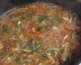 Foto del paso 2 de la receta: Cazuela de pescadilla encebollada con vino tinto