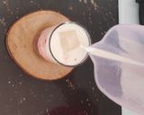 Foto langkah ke 2 dari resep Korean Strawberry Milk latte.
