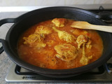 Pollo en salsa al curry y cúrcuma