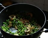 ओले काजू आणि मटार उसळ (Ole Kaju Matar Usal Recipe In Marathi) रेसिपी स्टेप 2 फोटो