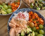 Foto del paso 3 de la receta: Poke de arroz con filete de salmón, uvas, zanahoria y aguacate