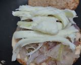 Foto del paso 5 de la receta: Sándwich🥙de cebolla caramelizada🧅queso🧀y miel🧅🧀🍯