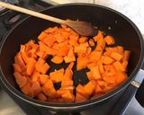 Une image de l'étape 5 de Carottes à la rhubarbe et 7 épices.