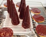 Foto del paso 9 de la receta: Sombreros de brujas con chocolate y sorpresas para Halloween 🧙