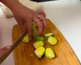 Foto del paso 2 de la receta: Salteado de repollito de Bruselas