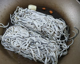 Foto del paso 3 de la receta: Revuelto de gulas con huevo y patatas 😬