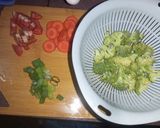 Foto langkah ke 1 dari resep Sop Brokoli Tomat.