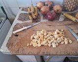 Foto del paso 1 de la receta: Ensalada de frutas re grande 🍍🍎🍑🍌