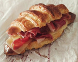 Foto del paso 20 de la receta: Croissant (v4) relleno de jamón serrano y queso fundido