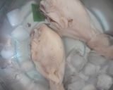 Foto langkah ke 2 dari resep Ayam Suwir Daun Jeruk.