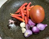Foto langkah ke 1 dari resep Sambal tomat bawang merah segar.